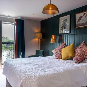Hotel The Bridge
